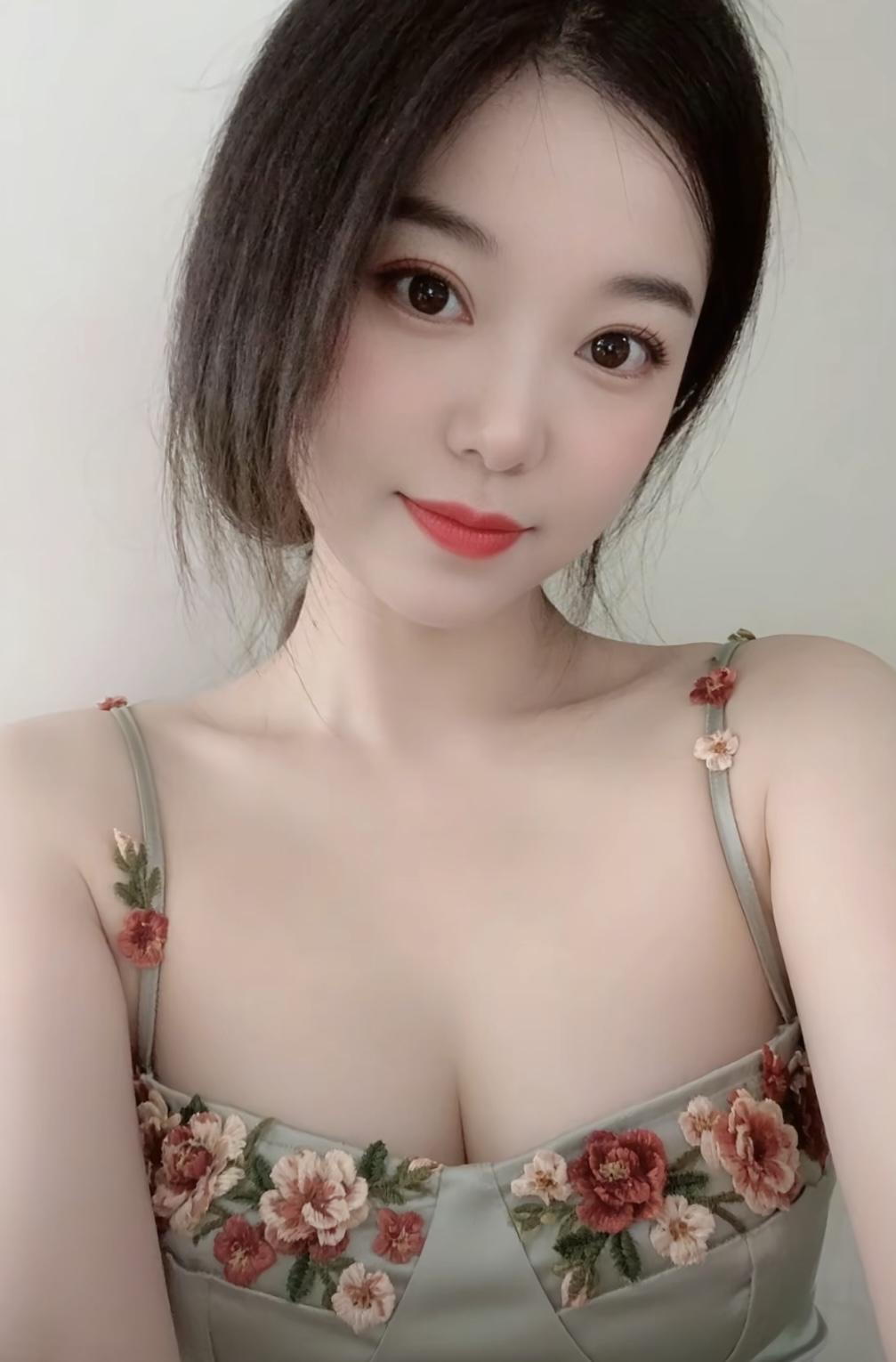 ：赞-才情佳人

才倚春风赋锦章，貌胜秋月映华堂；
双全慧质凝霜雪，绝艳仙姿冠八