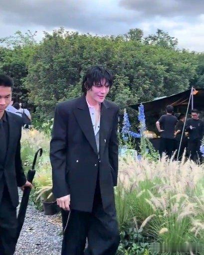 网友被向佐原地圈粉 路人偶遇向佐后疯狂安利，说他待人真诚没架子，果然相处过才知道
