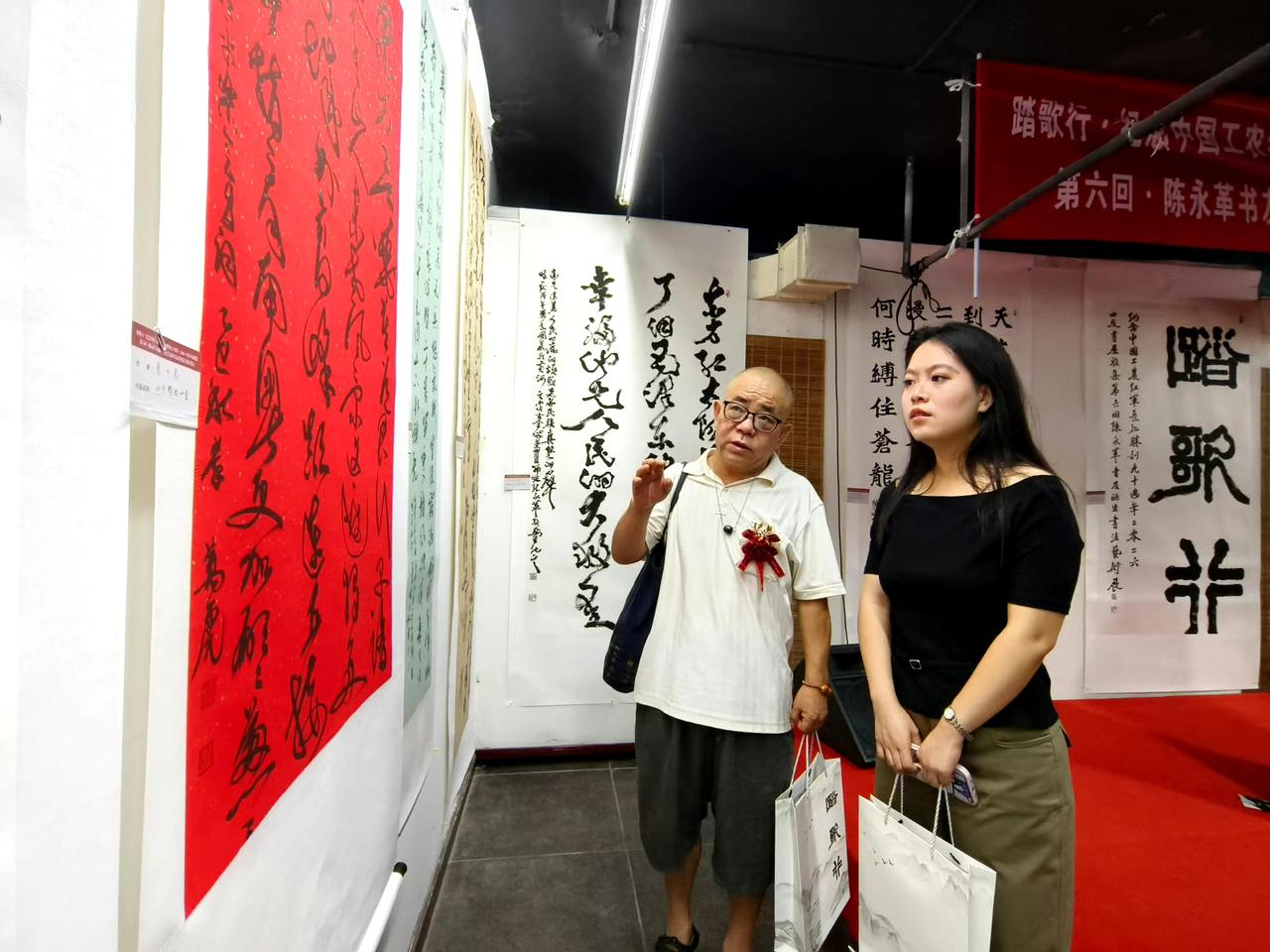 “笔墨绘长征”主题展亮相兰州 陈永革师生联袂献礼红色岁月

在红军长征胜利90周