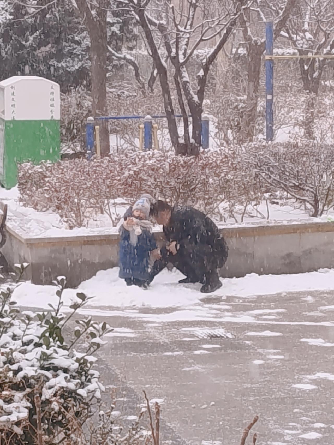 宝宝人生的第一场雪，
懵懂人生蹒跚步履，
其实农民的爷爷也说不太明白，
只是笨笨