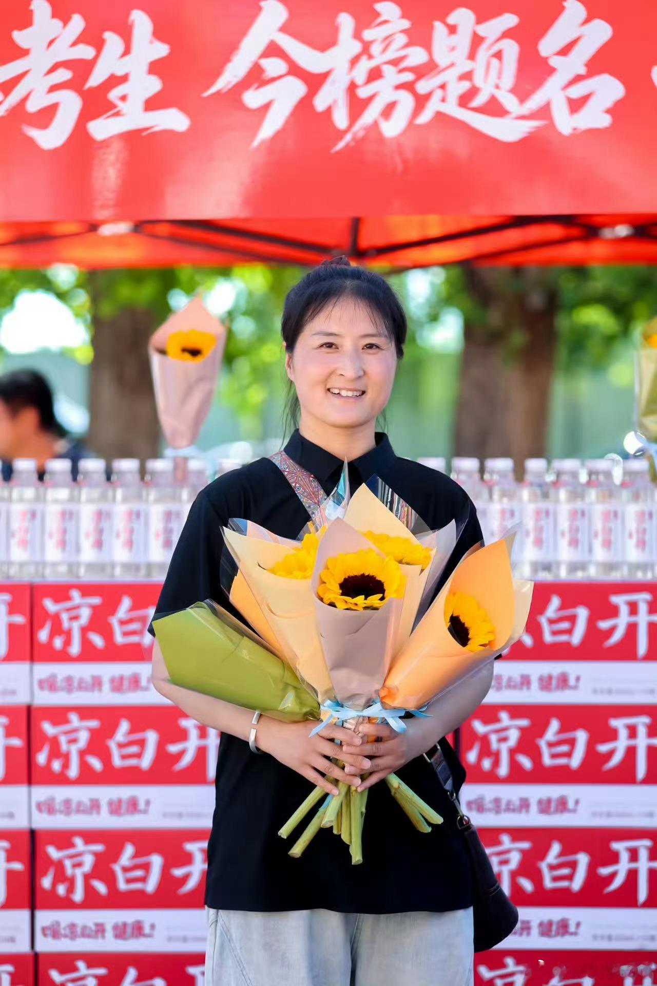 骄阳之下，温情涌动。河北家长花式讨彩氛围感十足，今麦郎多年坚持高考公益，用一瓶瓶