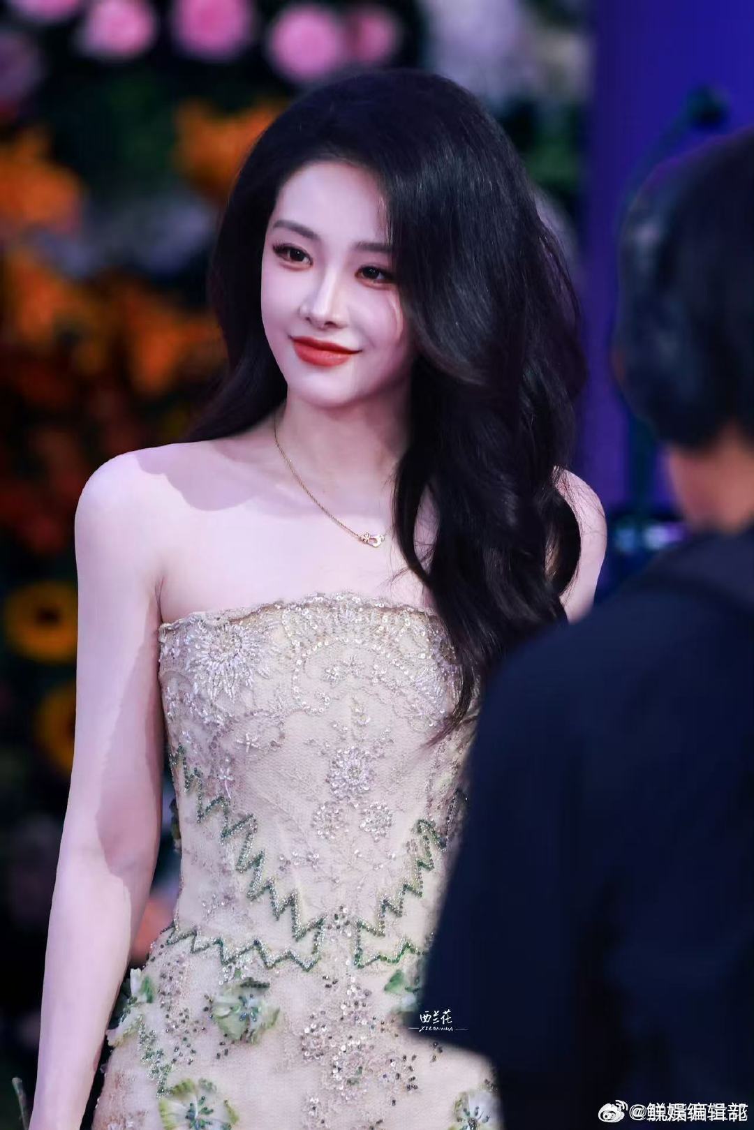 喻言在飞机上化百花奖红毯妆容喻言自己化的百花奖红毯妆容 不愧专业学过画画，妆面构