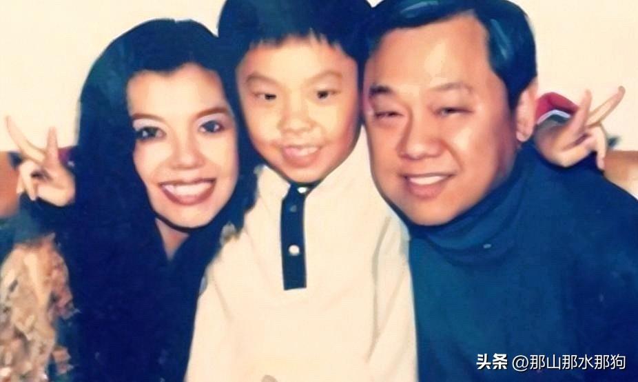 叶明子、叶晴晴、叶德中是同父异母的姐弟、姐妹。

叶明子、叶晴晴是叶选廉和原配夫