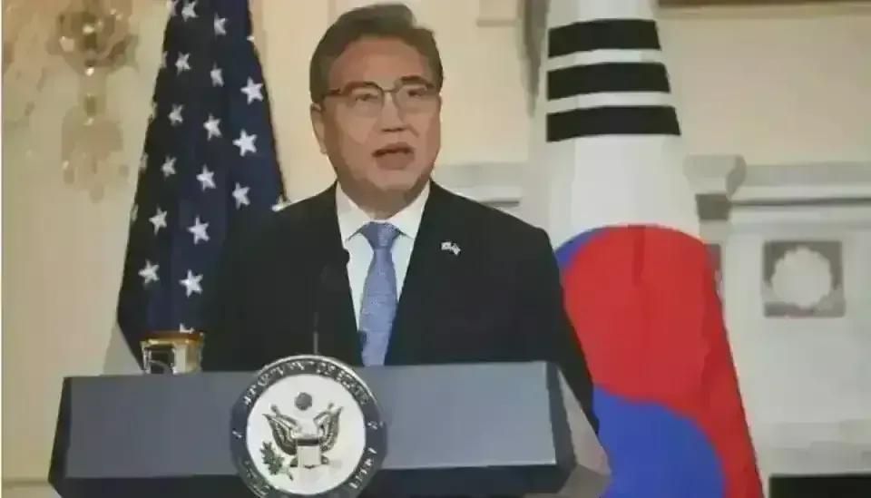 韩国为何抱美国大腿抱的这么紧？

可以这样说吧，没有美国就没有韩国！最不希望美军