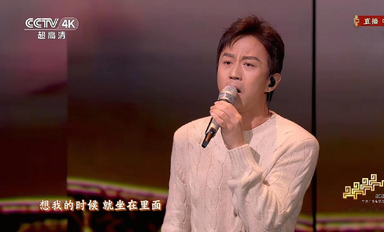 不得不说，如果今晚你没有看春晚，你真的会错过邓超和迟蓬那动人的一幕，不是邓超唱的