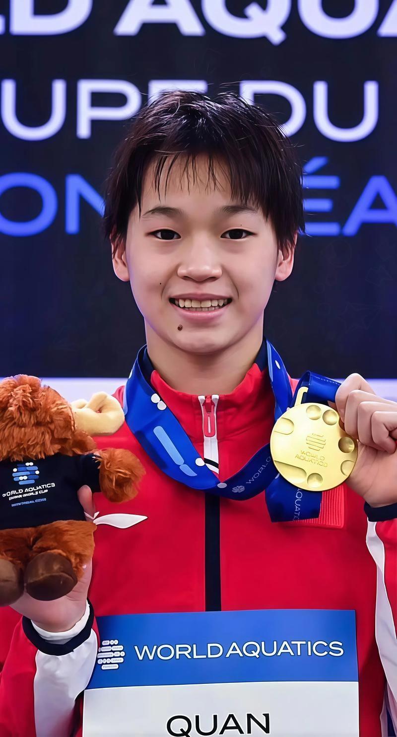 观众为全红婵下起“娃娃雨”全红婵是有实力的跳水选手，短暂休整后重新回到比赛现场，