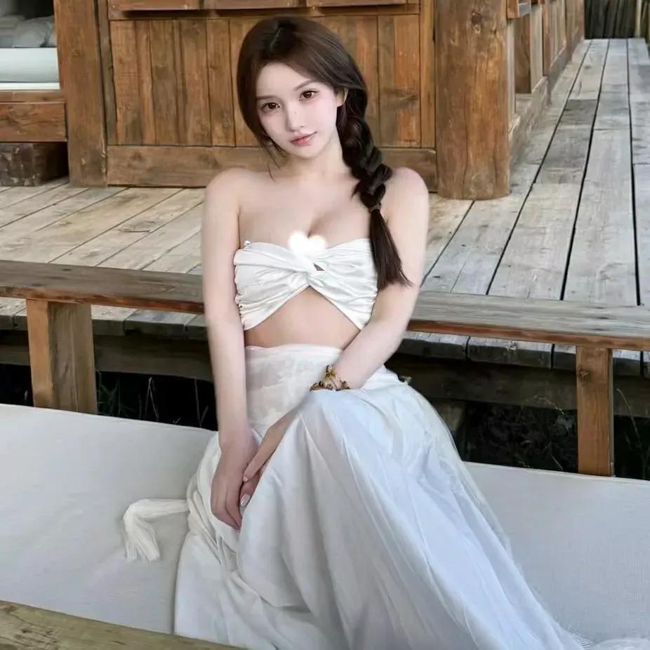 森林中的精灵，白色长裙的优雅之美白裙少女感 温柔气质小白裙 白裙仙女照 白色绝美