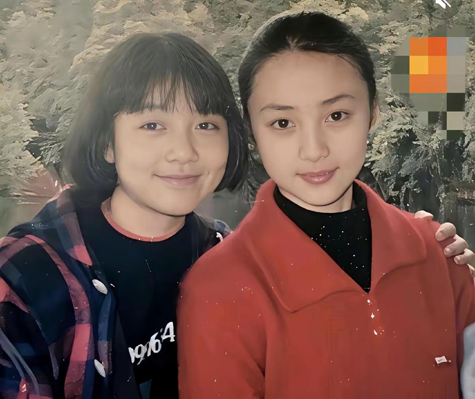 穿红衣服的是蒋勤勤吗？看起来不像呀，但是又有点像年轻时候的蒋勤勤，真的是太美了呀