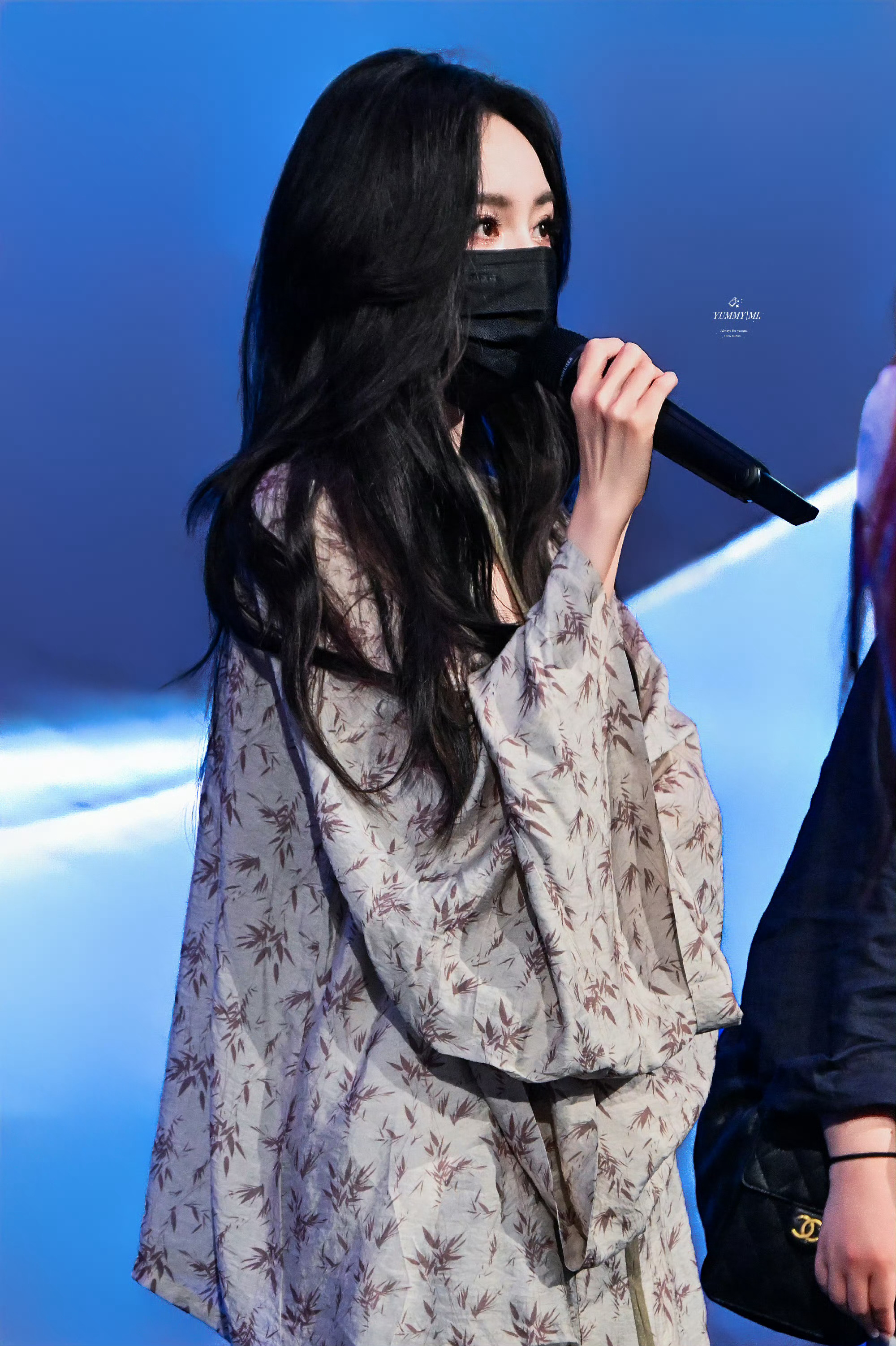 杨幂竹节褶衣感觉好好穿 ​​​