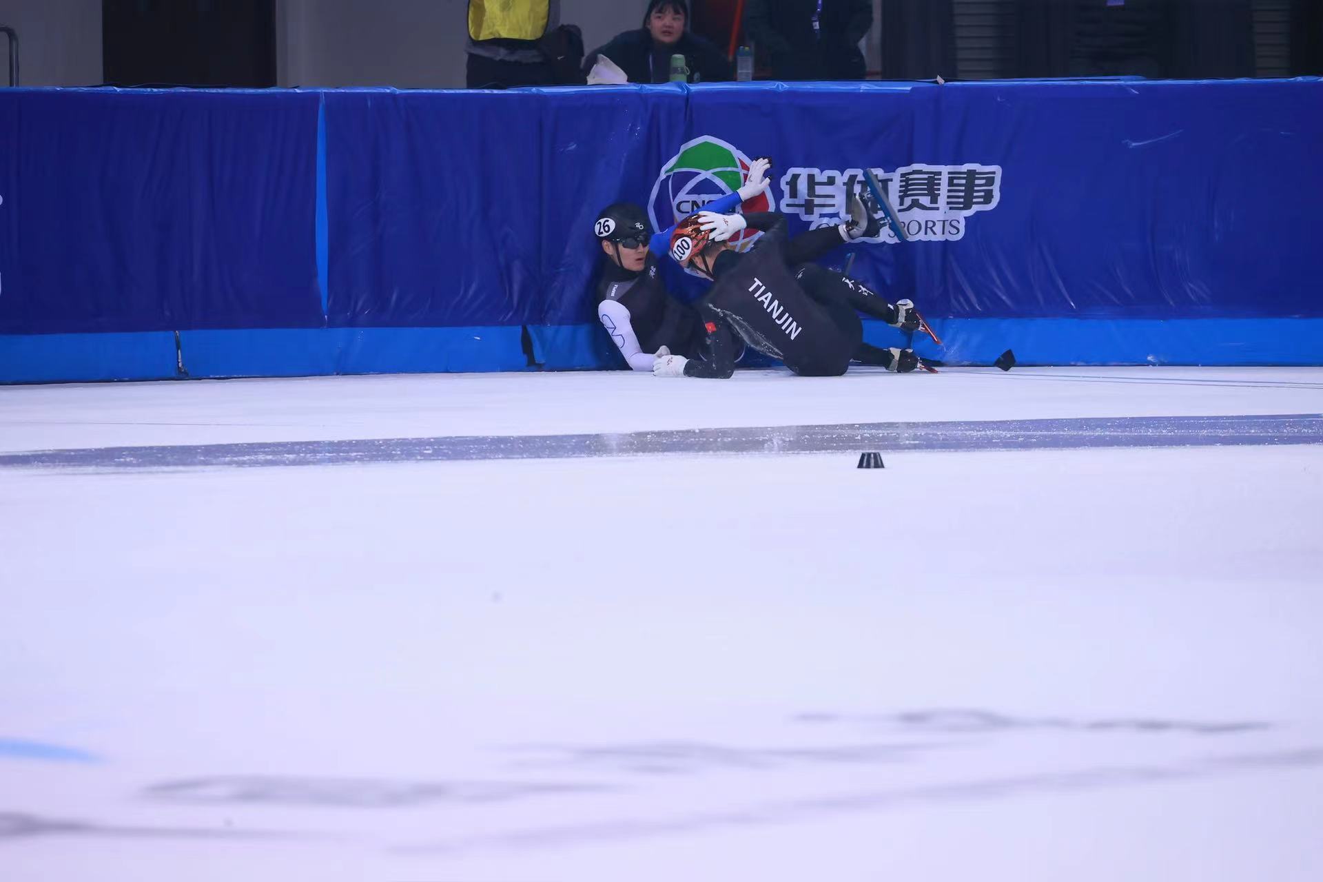#中国杯短道速滑精英联赛# 男子1000米预赛 刘少昂和王昊碰撞摔出赛道了[淡淡
