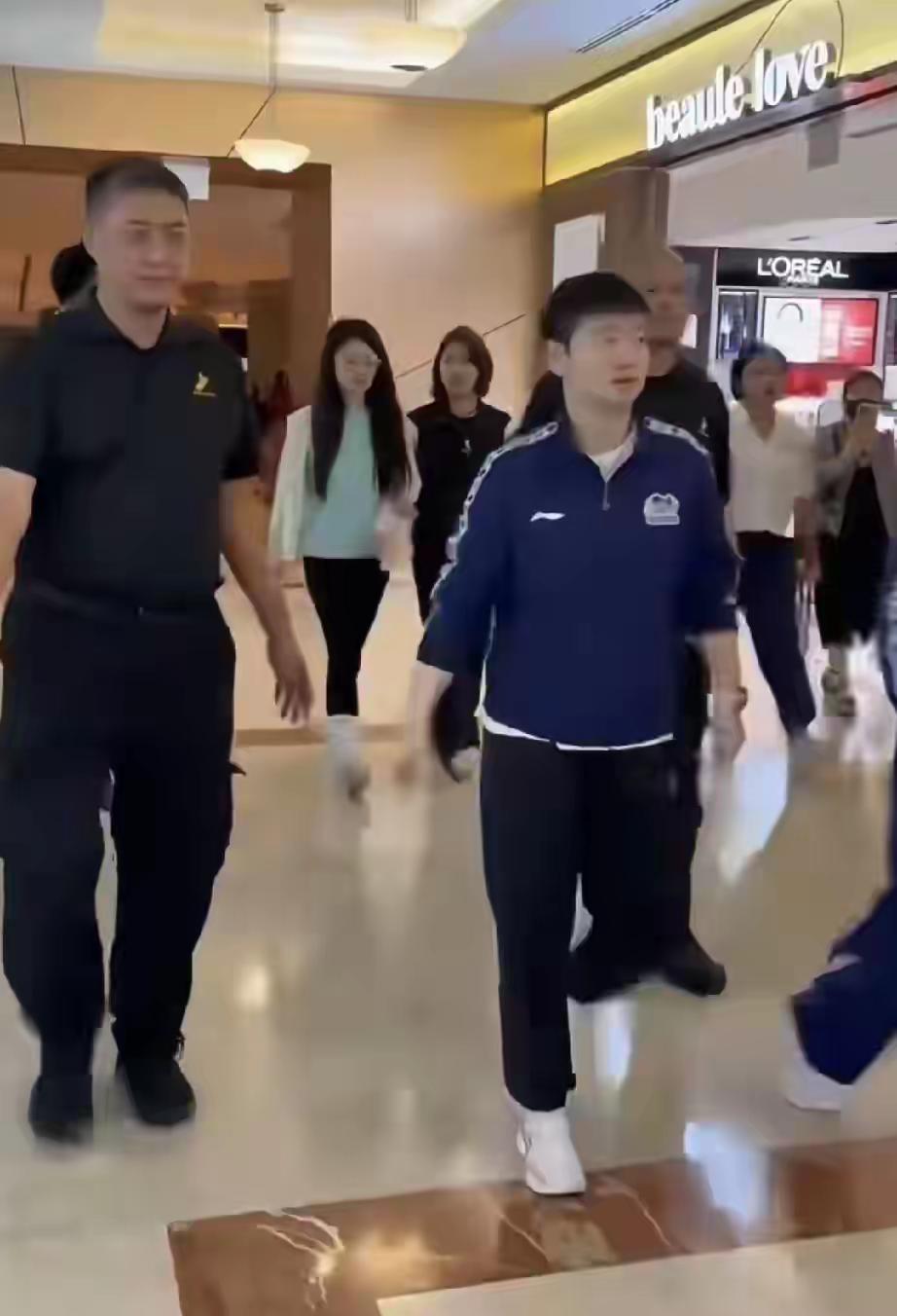 【孙颖莎在新加坡享受到的排面】新加坡大满贯，顶级安保，VIP级保障，这是赛事方和