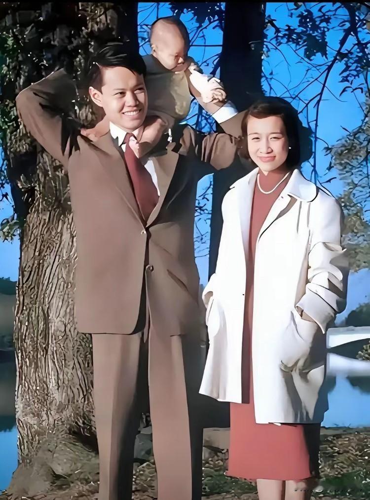 103岁的先生走了，
可1951年那张美国全家福还暖着——
他抱一岁多的儿子，妻
