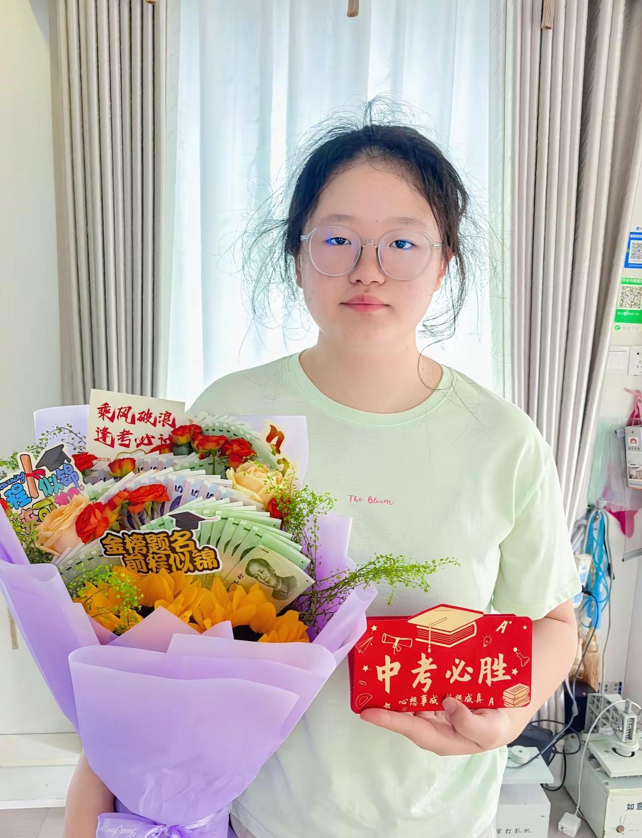 中考收官，一束鲜花送给我的宝贝九年寒窗日夜苦读，所有坚持都值得喝彩不问最终成绩，