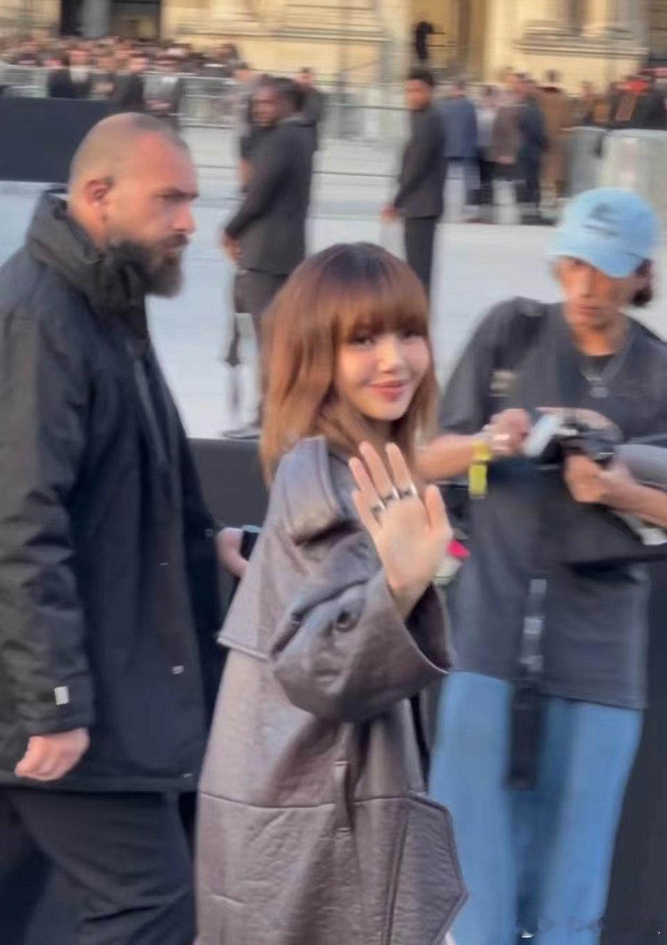 #卢浮宫LV秀场偶遇Lisa##Lisa现身卢浮宫LV秀场#Lisa啊啊啊啊！这