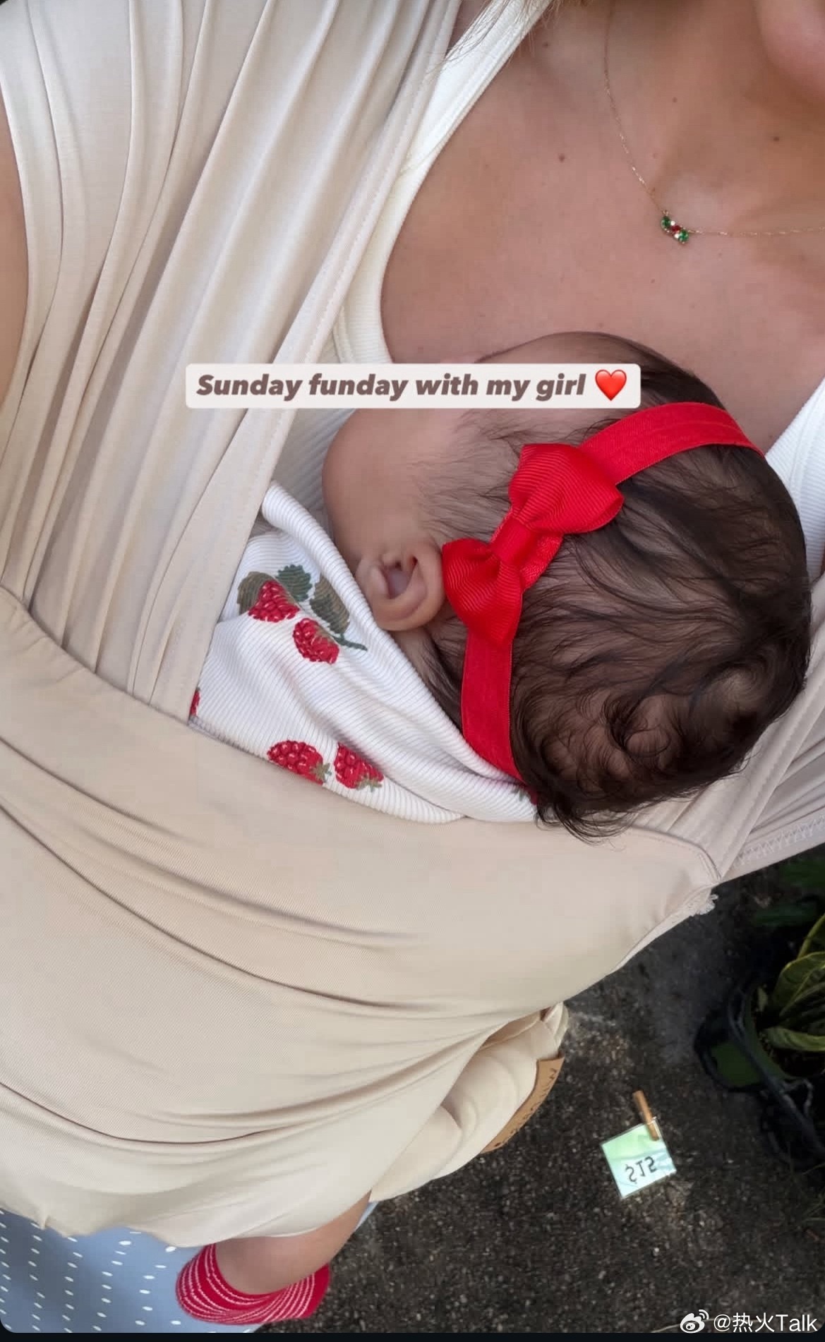 鲍威尔和妻子带着刚出生的宝宝外出，画面太温馨了🥹球场上拼尽全力，生活里也是满满