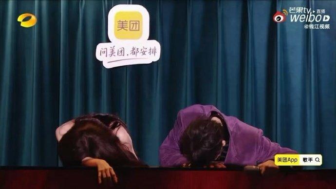 结石姐首轮袭榜成功看着俩人猝不及防的表情，真的忍不住笑出声，反应也太接地气了。结