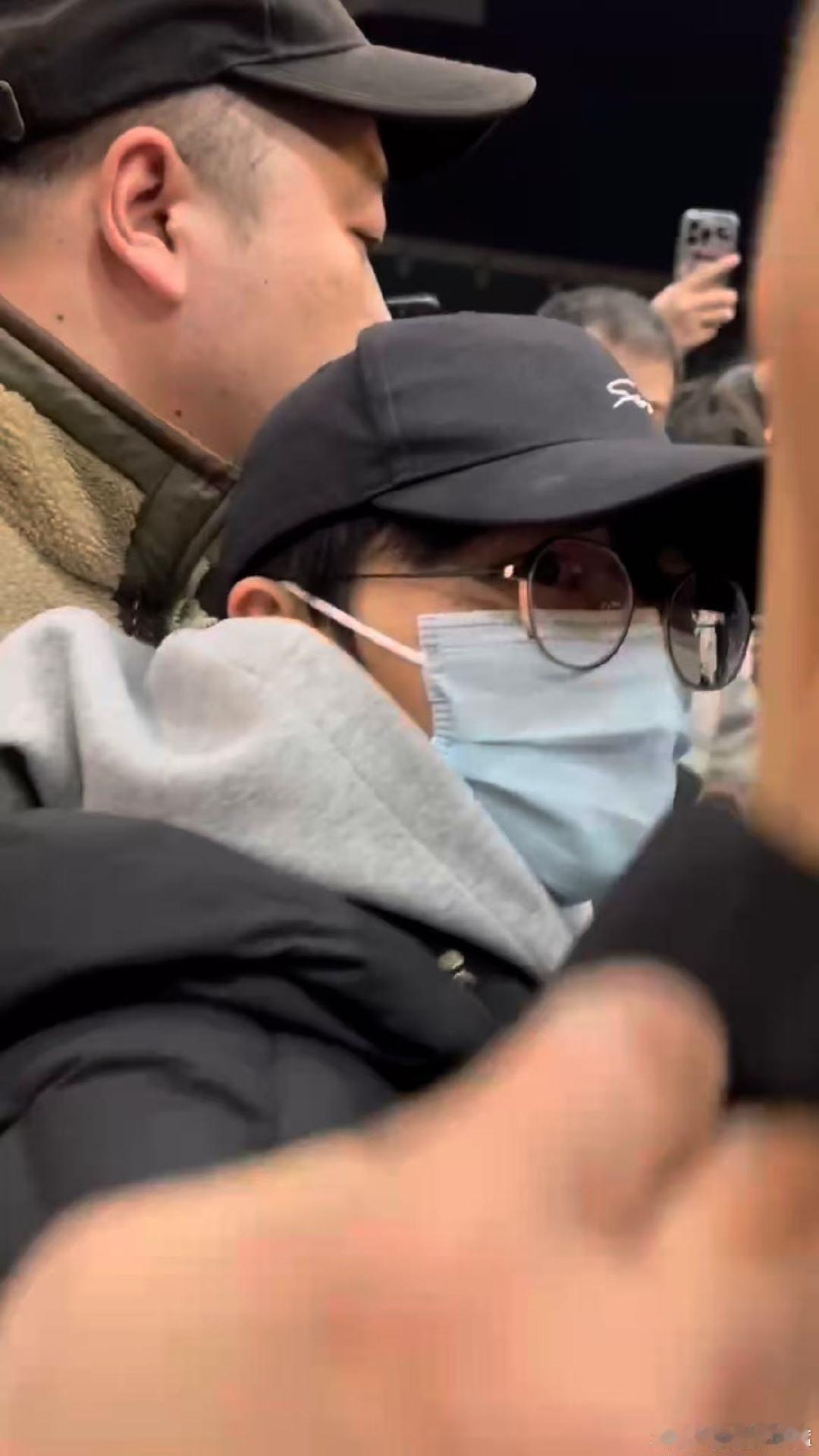 周深落地沈阳录制辽宁春晚 辽宁春晚 周深一身黑色羽绒服落地辽宁沈阳，保暖工作做得