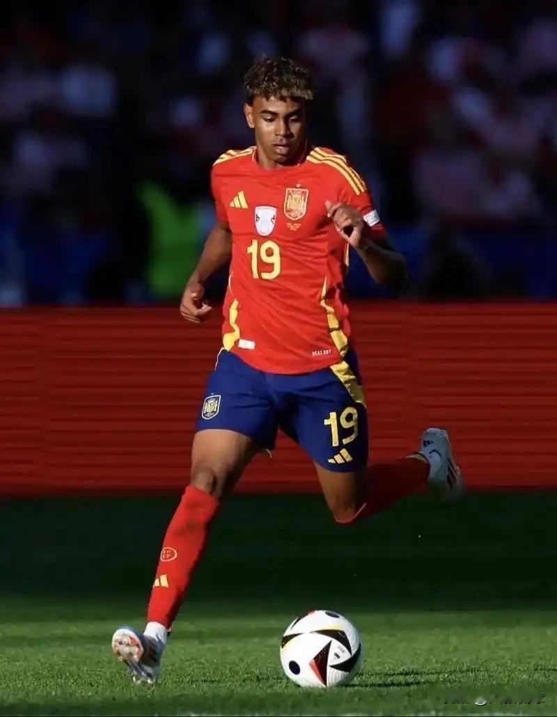 美加墨世界杯西班牙最强首发11人:
门将：西蒙
左后卫：库库雷利亚
中后卫：赫伊