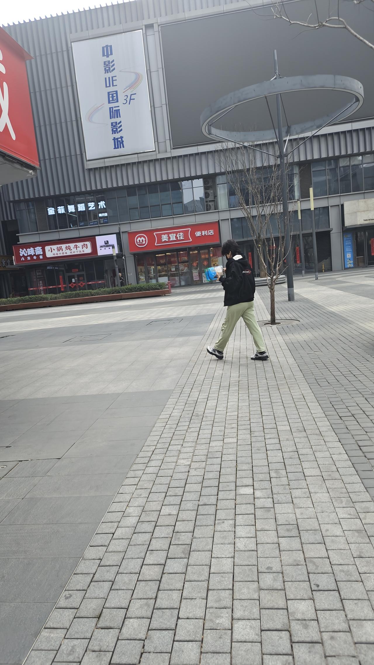 每天的工作就是满市跑，服务好每一位客户，顾客满意没有投诉才心安！
