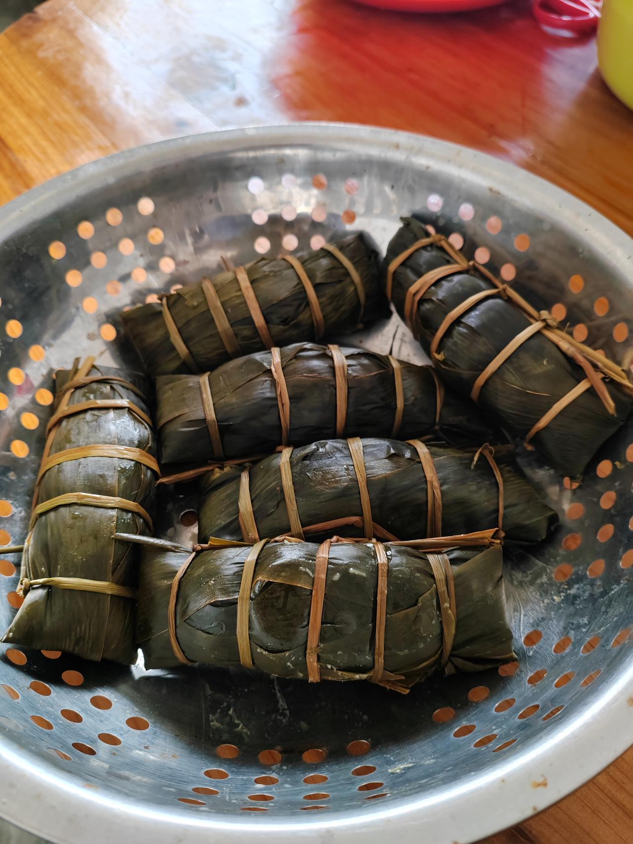 冬至包的粽子，芯里是五花肉条，没有五花肉买那些肥肉膘也行，尽量膘多瘦肉少的肉，这