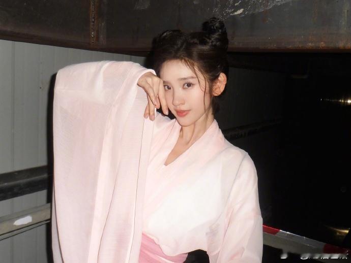 唐艺昕今天是牛角包唐艺昕田灵儿妆造 今日身份：牛角包限定田灵儿！唐艺昕古装造型仙