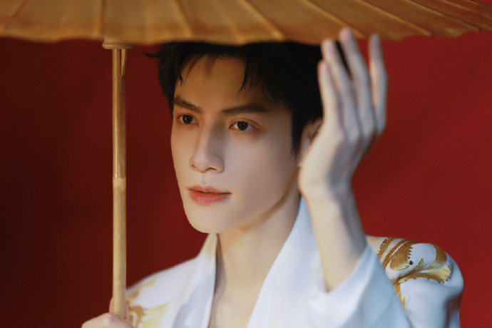 罗云熙央视春晚造型出图 罗云熙白衣映金纹罗云熙央视春晚造型出图，罗云熙白衣映金纹