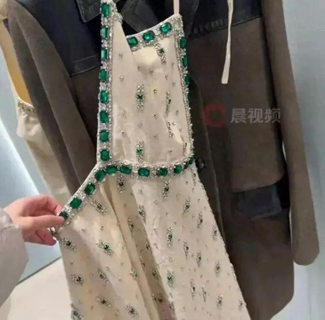一条镶钻围裙卖15.2万元，目前已被订购；MiuMiu：叠穿单品，一般不会用于日