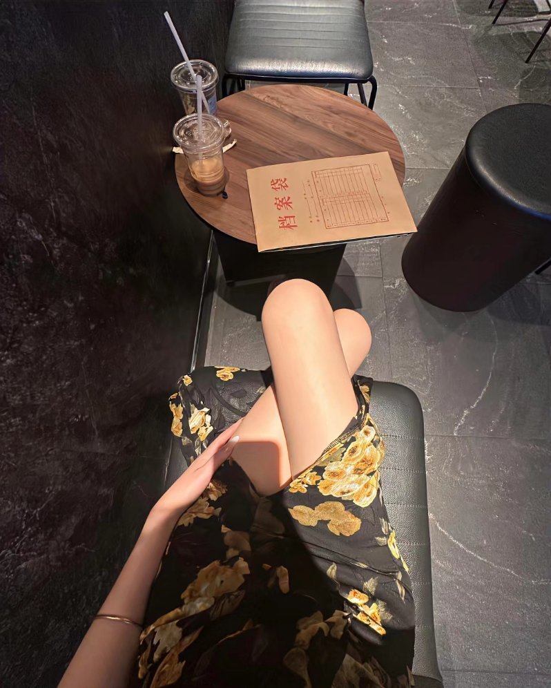 没什么好比的 我从不喜欢灯红酒绿的夜生活 不参与虚伪的圈子 我只想平平淡淡 快快