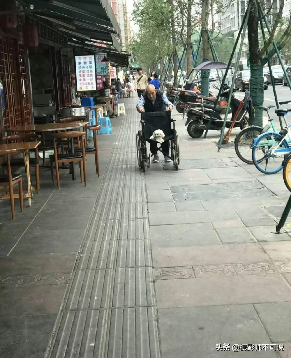 四川人的“神”是藏不住了，经常做出一些出人意料的事情。比如图片上的这几位，谁看了