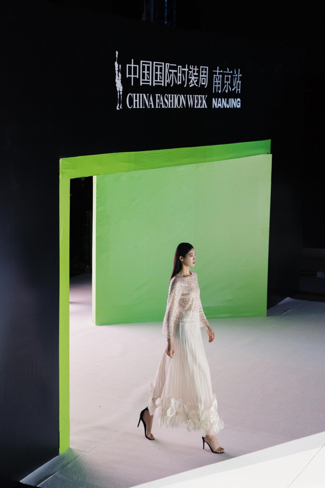中国国际时装周南京站2026中国国际时装周南京站开幕大秀，江风为伴，光影为幕，森