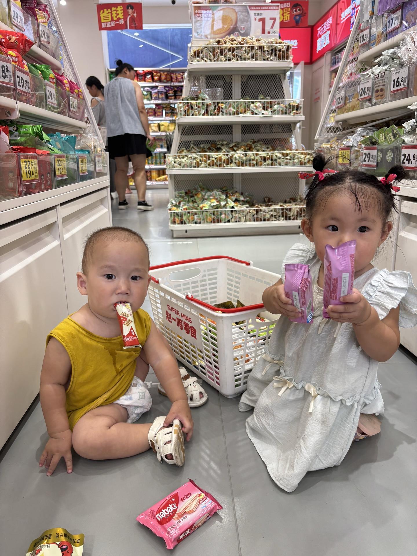 小盆友的日常 人类幼崽可爱瞬间 逛超市的娃 萌娃系列