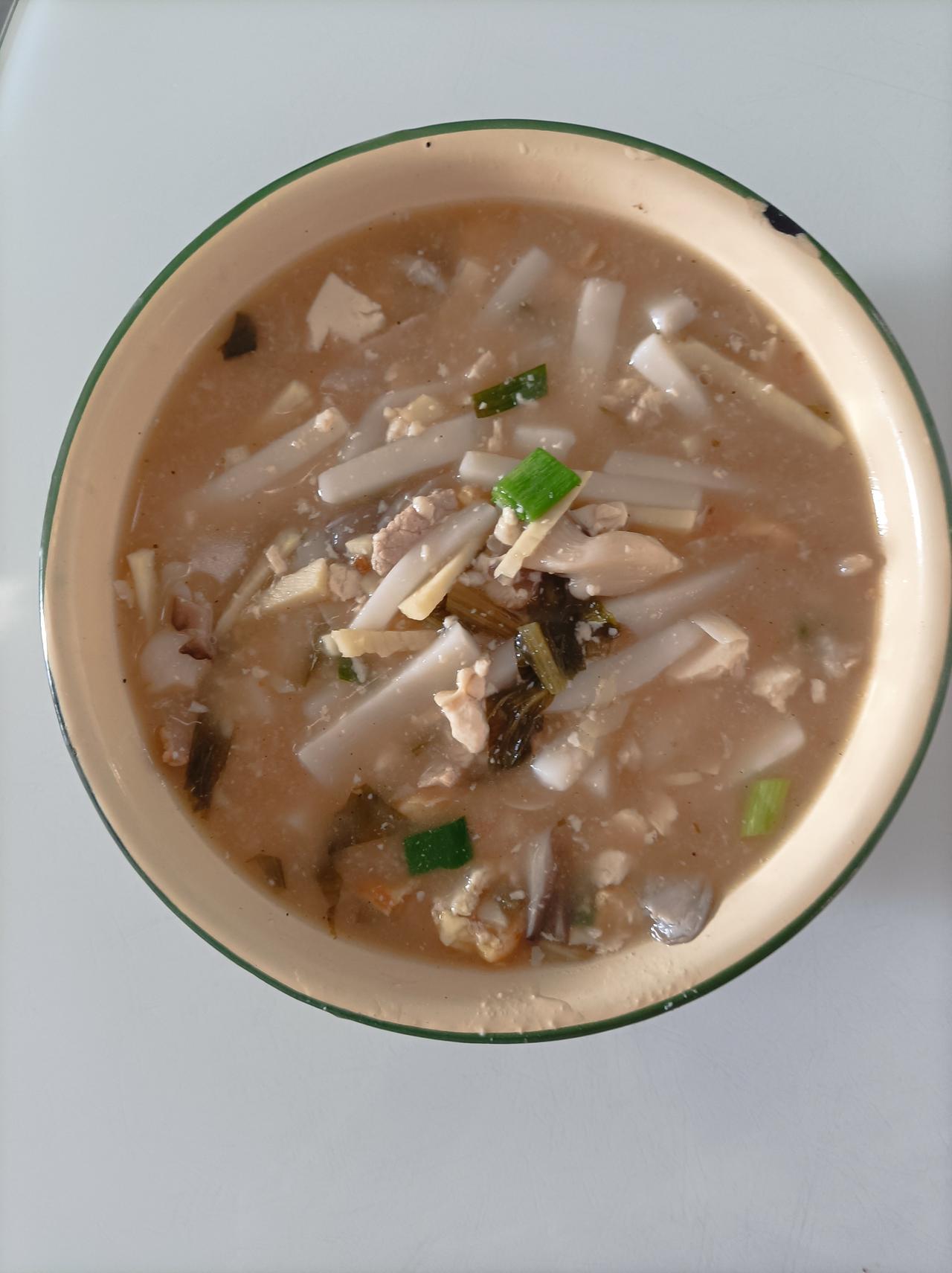 新年从一顿美食开始我儿子周末做的家乡炒年糕，配了冬笋，豆腐，鸡蛋，咸菜，瘦肉，味