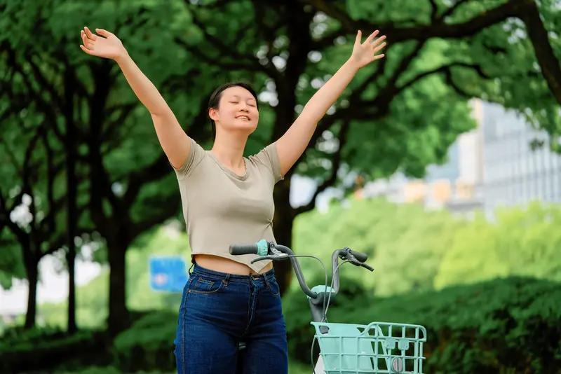 目前时代的红利只有一个，身体保持健康。
因为大家现在卷的不是工作，不是房和车，而