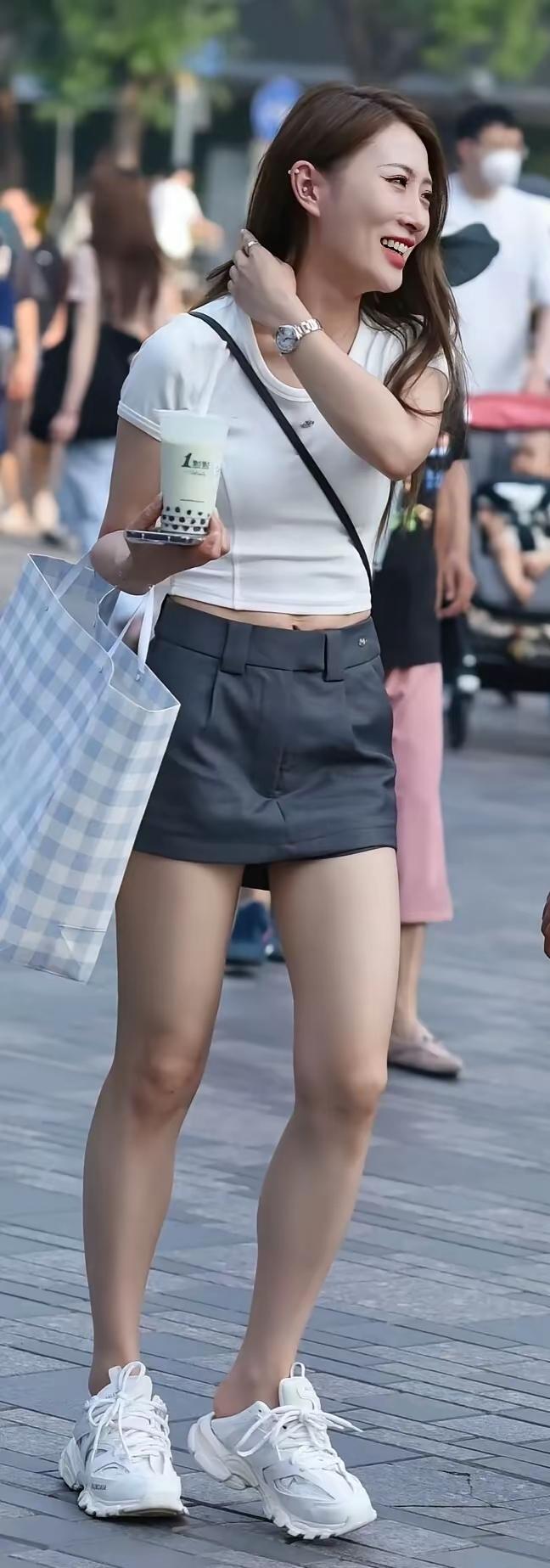 喝奶茶的小仙女。美女魅力有多大 美女标准 请认真看美女