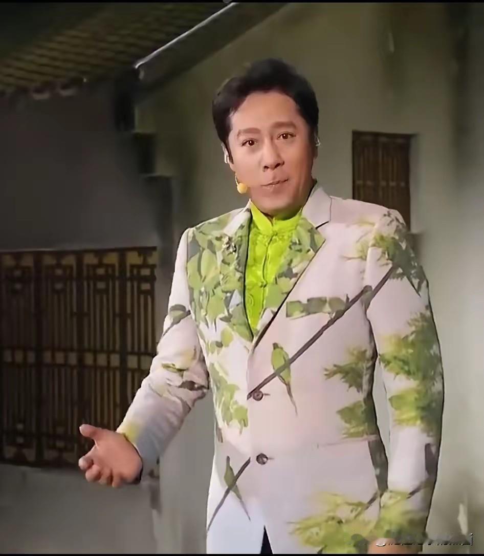 他好像真的没有穿对过衣服，这种花花绿绿的衣服穿在他的身上真的不好看，没有什么气质
