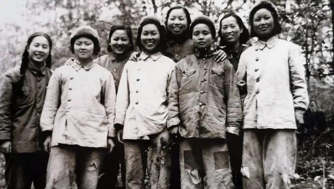 1950年抗美援朝战争爆发，上海的纱厂里，22岁的周守玉再也坐不住了。
她本是江