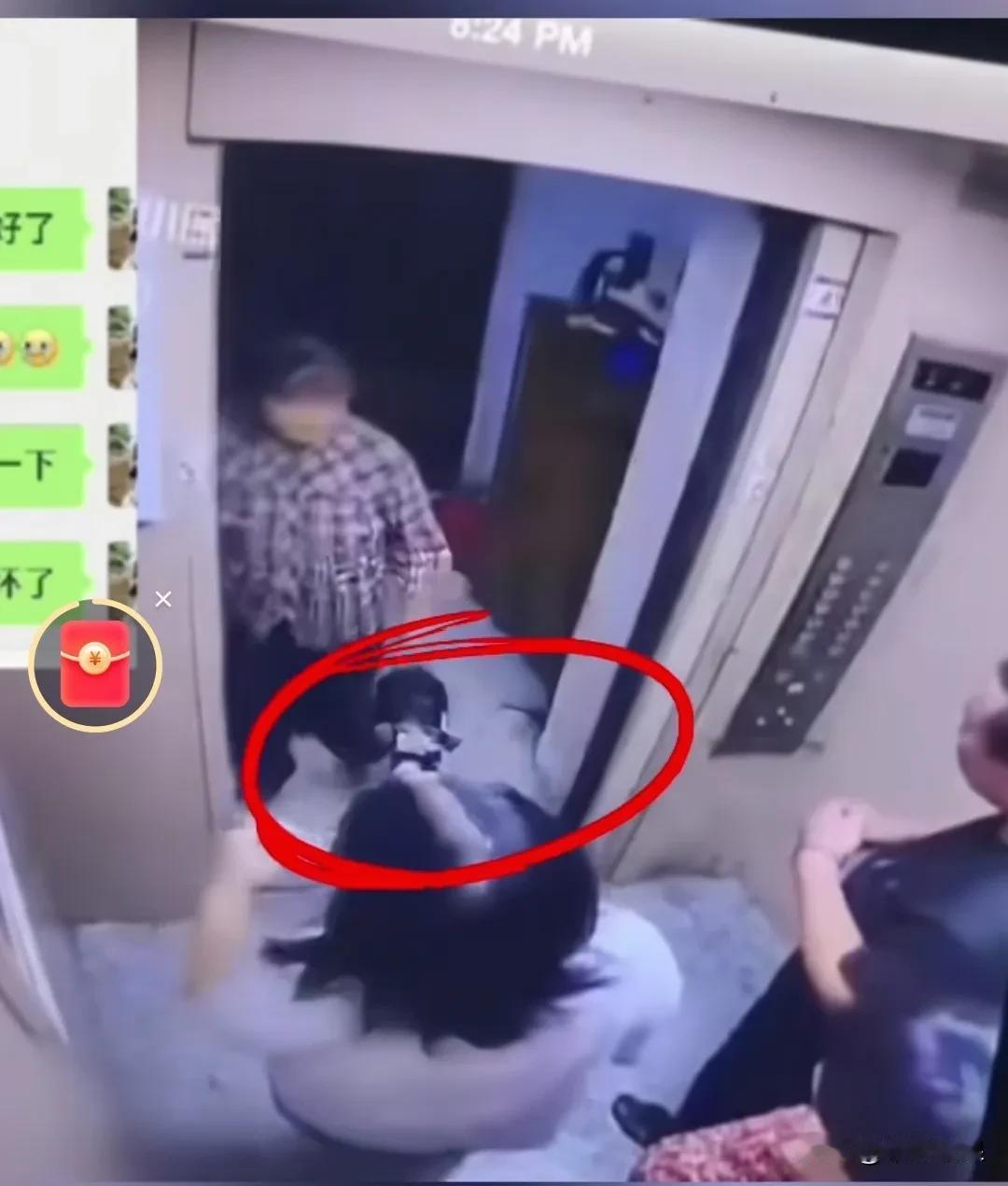 上海某小区里有一位大爷牵着狗上电梯，关好电梯门之后，一位男子瞧着狗狗不顺眼，就用