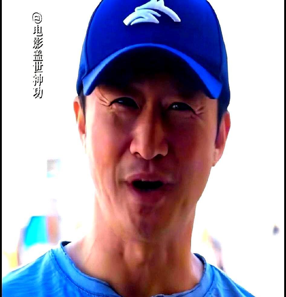 你以为剧组在烧钱？
横店仓库里，一堆“废船”正在闷声发大财。
推开那扇门。
生锈