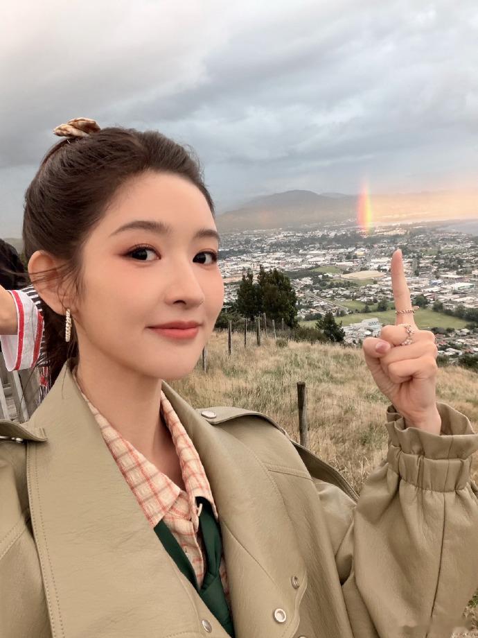 王玉雯试图吃掉彩虹王玉雯拥有了一道彩虹 分享的照片真的好有意思呀，王玉雯试图吃掉