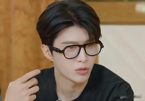 《范丞丞追星被沈腾“扎心”：偶像梦与兄弟互怼的日常》

范丞丞在节目里一脸认真地