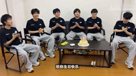 Bin生日开直播，首次回应世一上短剧，承认：拍的真好，很喜欢看