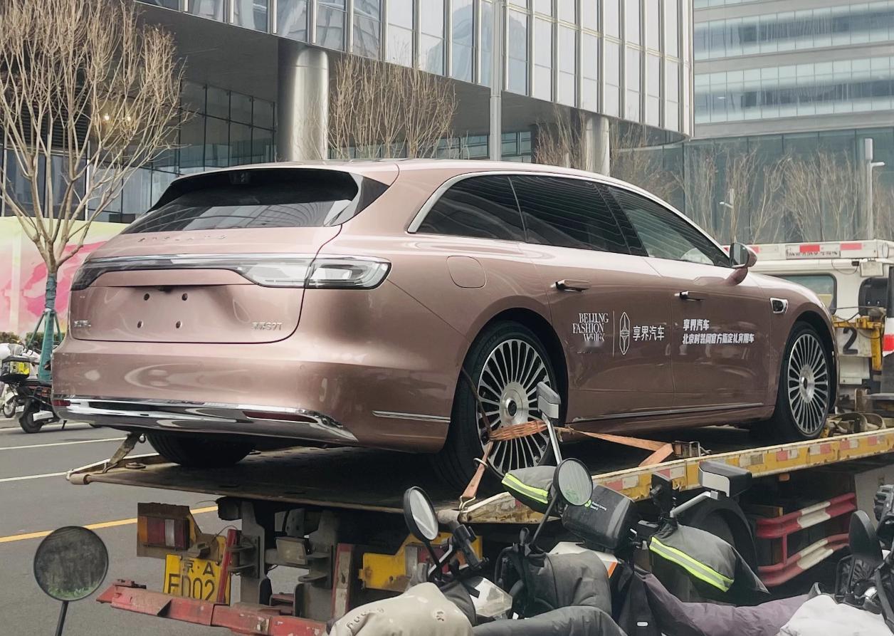 享界S9T原来是北京时装周的礼宾用车，怪不得新颜色在这亮相呢，这个粉色真心好看。