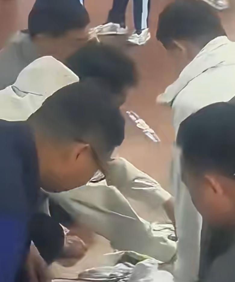中午12点的厦门国祺中学食堂，喧闹的打饭声里，一场与死神的赛跑悄然打响。一名学生