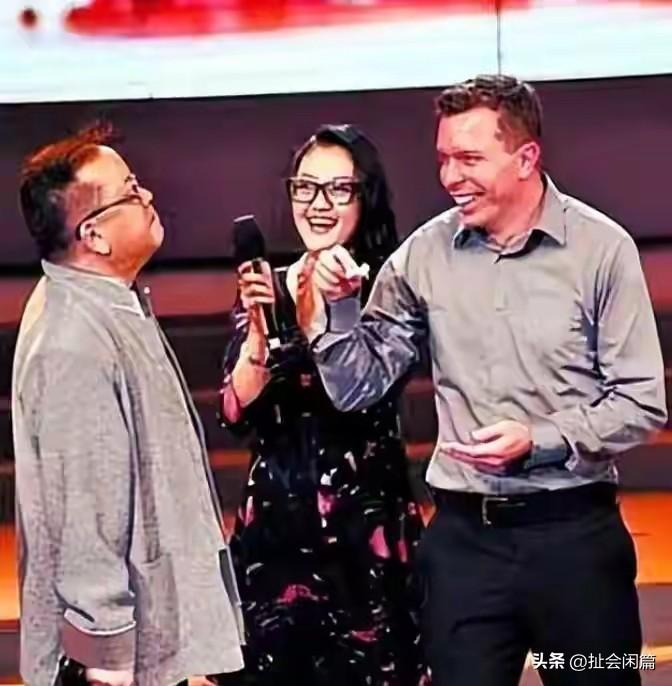 王刚与前妻所生的大女儿王婷婷，嫁给了一个老外以后，现在一家四口已经从伦敦回到了国