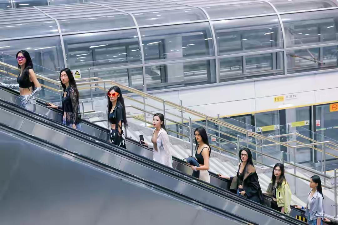 3月23日晚，深圳地铁上演“穿搭型内衣”时装快闪，超模身着内衣与日常时装的混搭造