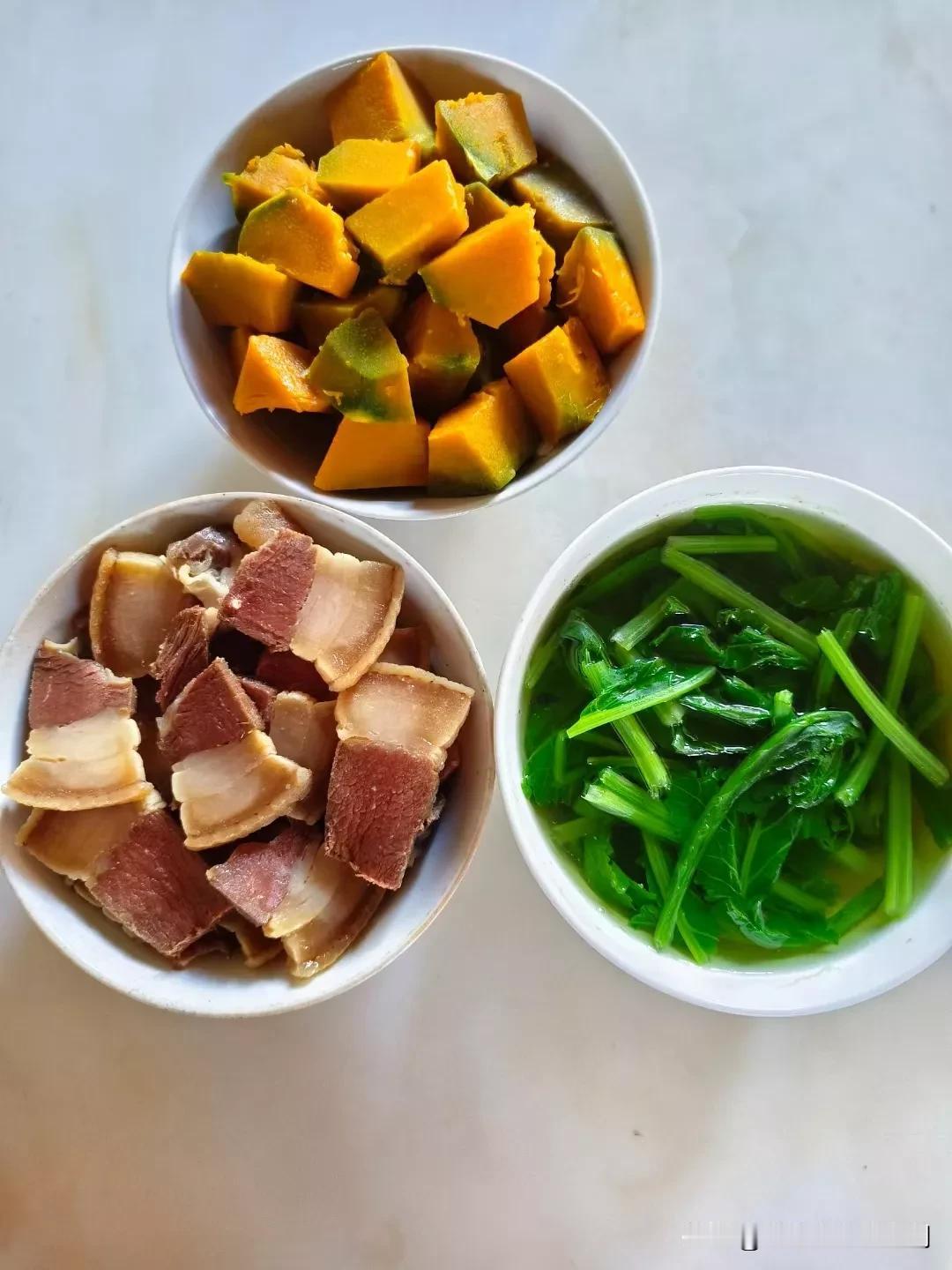 今天中午饭，青菜汤，老瓜，老品种火腿肉，老品种猪肥肉多，瘦肉少，生活在农村的人就