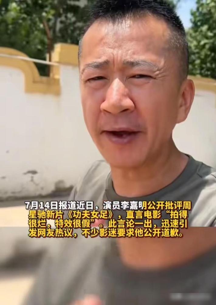 周星驰64岁头发花白站在成都路演台上，嗓子哑了，说“觉得有点惭愧，常常觉得自己做