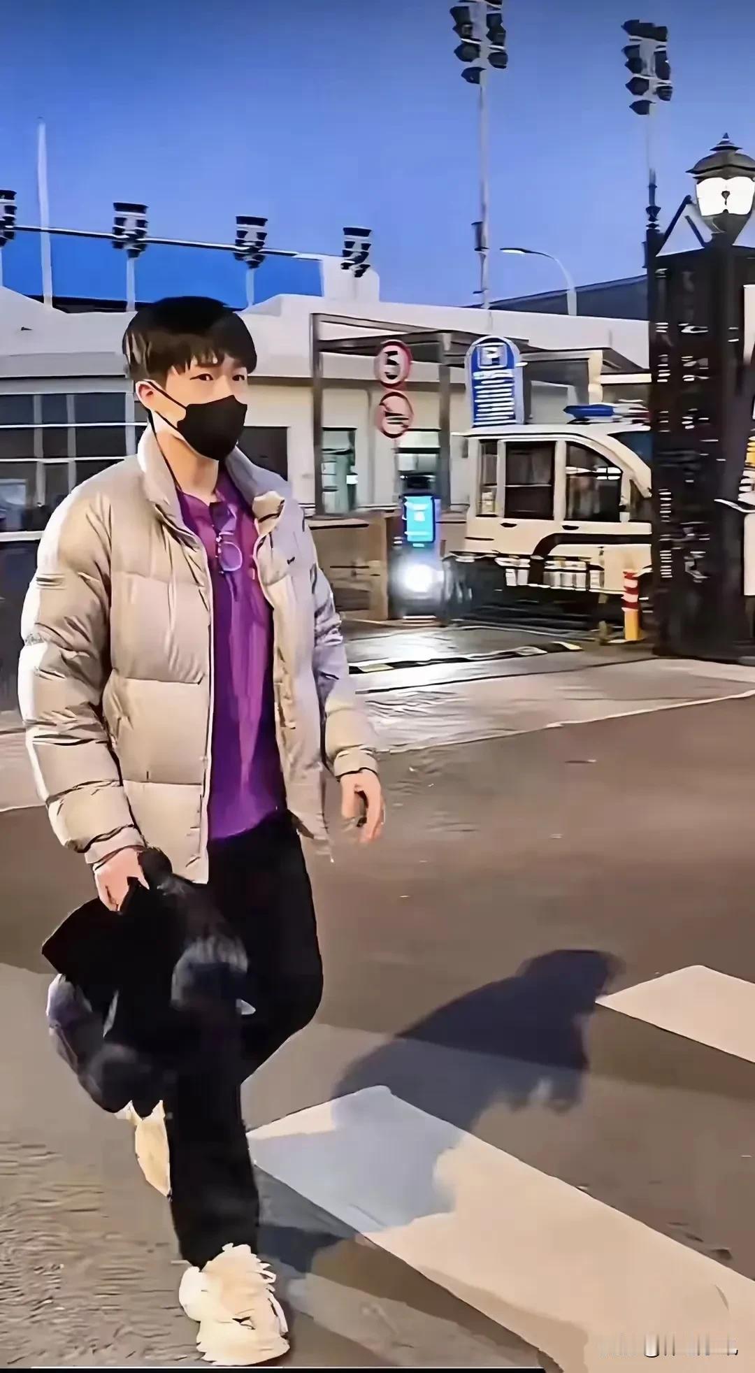 王楚钦，好帅气，带着口罩都阻挡不了，也特别会穿搭，上身银色羽绒服搭配紫色内衬，下
