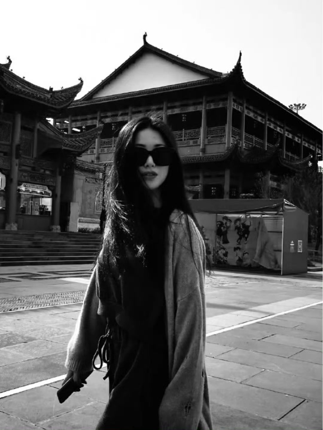 朱珠好绝的妈咪气质风情藏温柔，自带从容松弛的妈咪氛围感，戏里戏外温柔又有力量。朱
