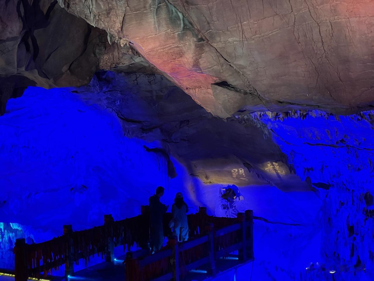 步入幽深溶洞，凉意瞬间沁满周身